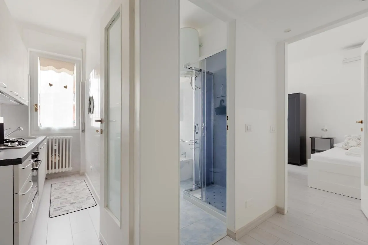Apartment With Balcony -Bisceglie Red Line Subway Milan