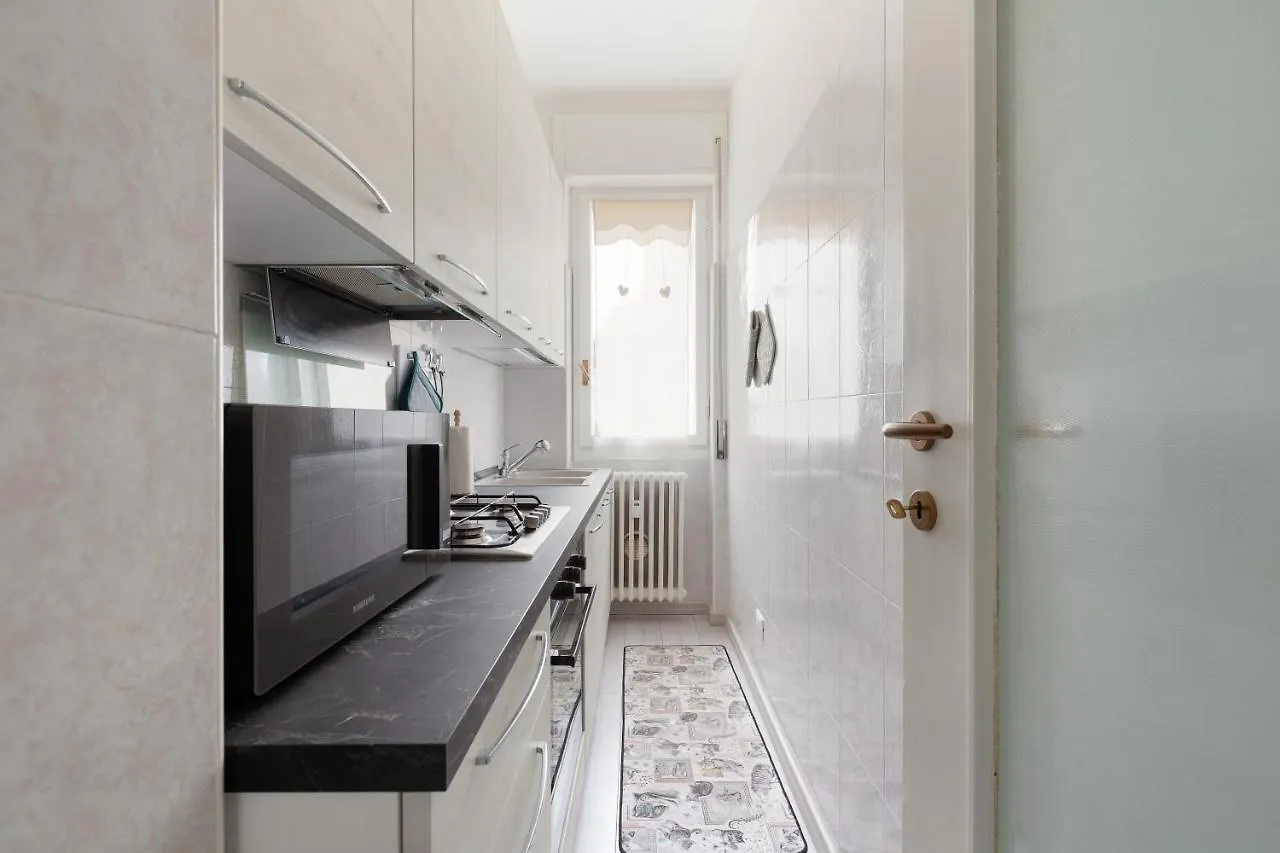 Apartment With Balcony -Bisceglie Red Line Subway Milan