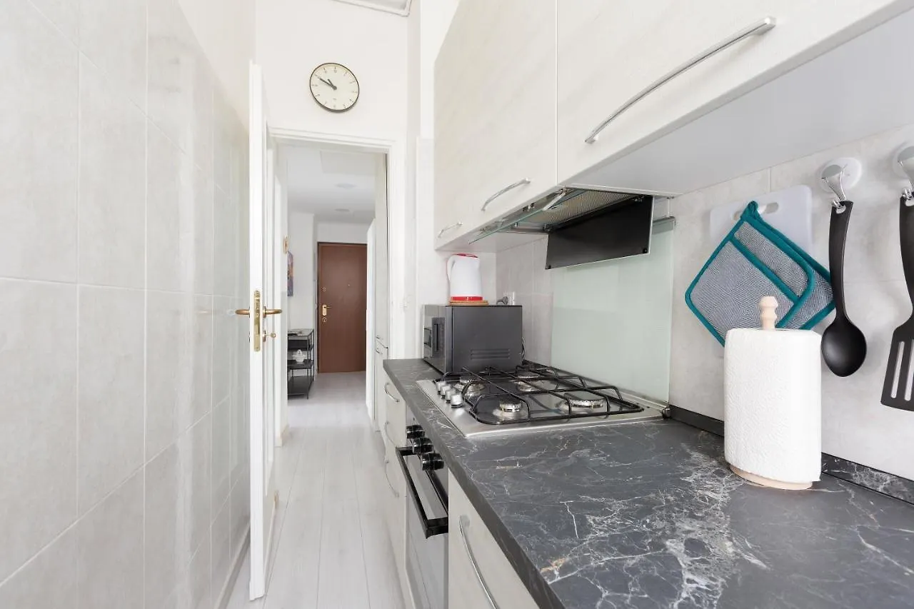 Apartment With Balcony -Bisceglie Red Line Subway Milan
